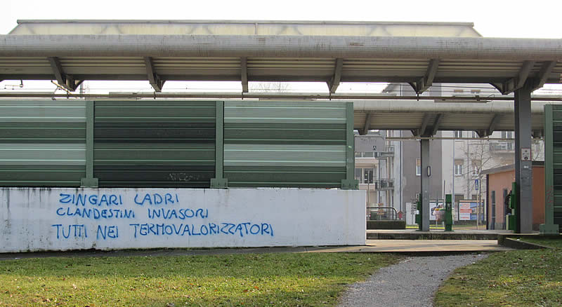 scritte_muri_stazione_cernusco_01.jpg (63 KB)