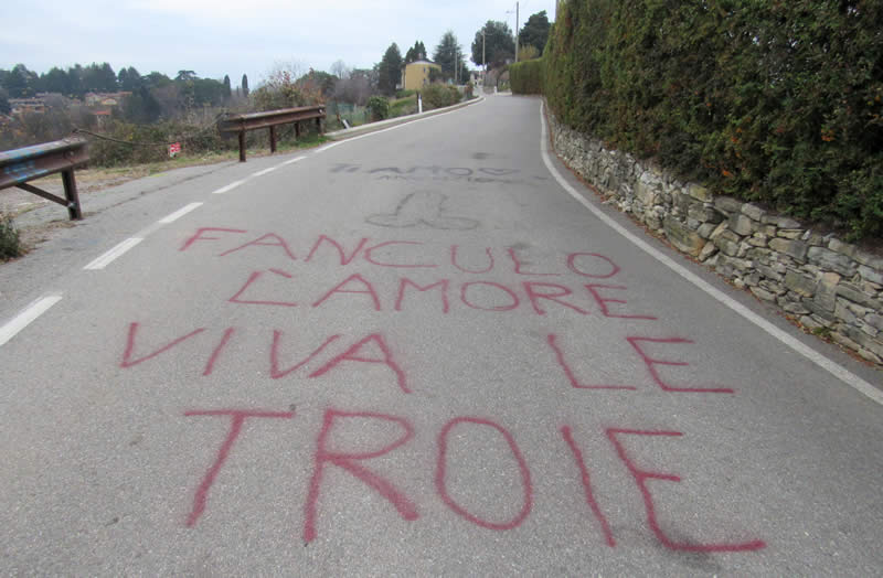 vandalismo_alta_collina_montevecchia_01.jpg (56 KB)
