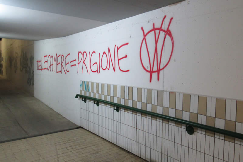 vandalismo_stazione_osnago_02.jpg (40 KB)