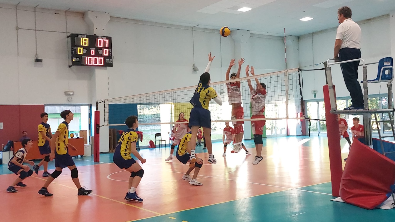 VolleyU172.jpg (373 KB)