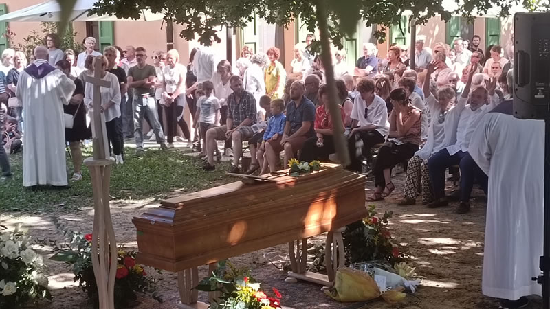 GiuliaPozzebonFunerale8.jpg (111 KB)