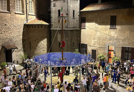 il-chiostro-di-perego-si-tinge-della-tradizione-con-il-palo-della