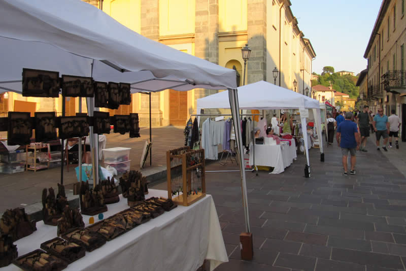 mercatini_estate_santa_maria_hoe_05.jpg (59 KB)