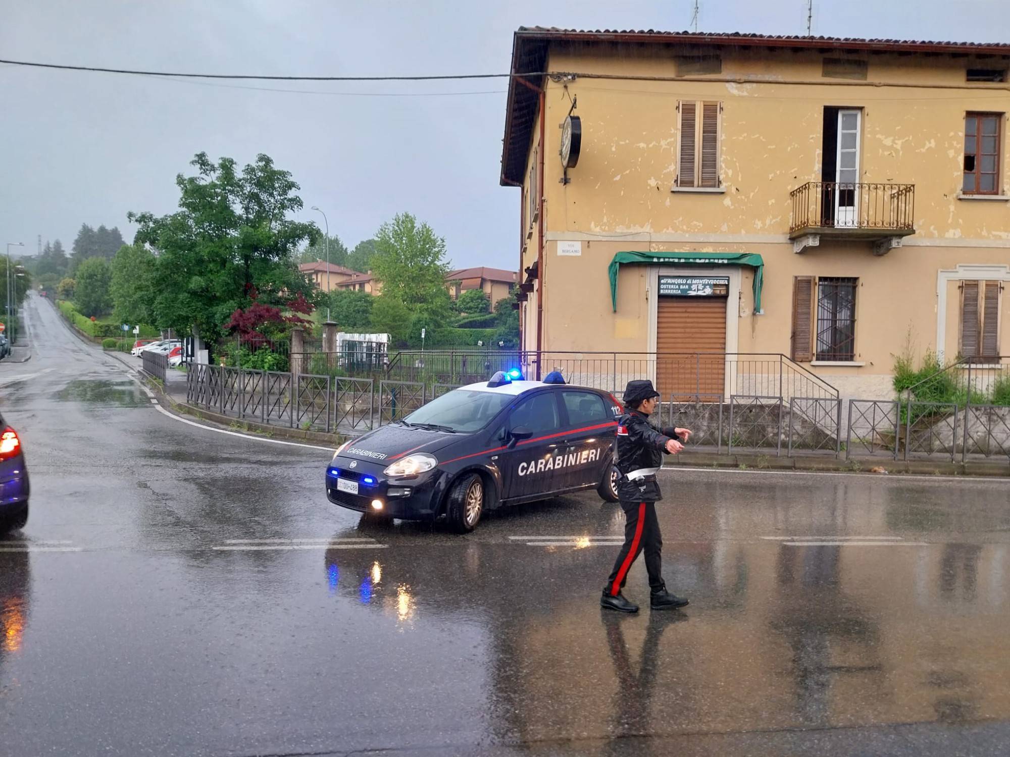 montevecchiachisuraustrada.jpg (558 KB)