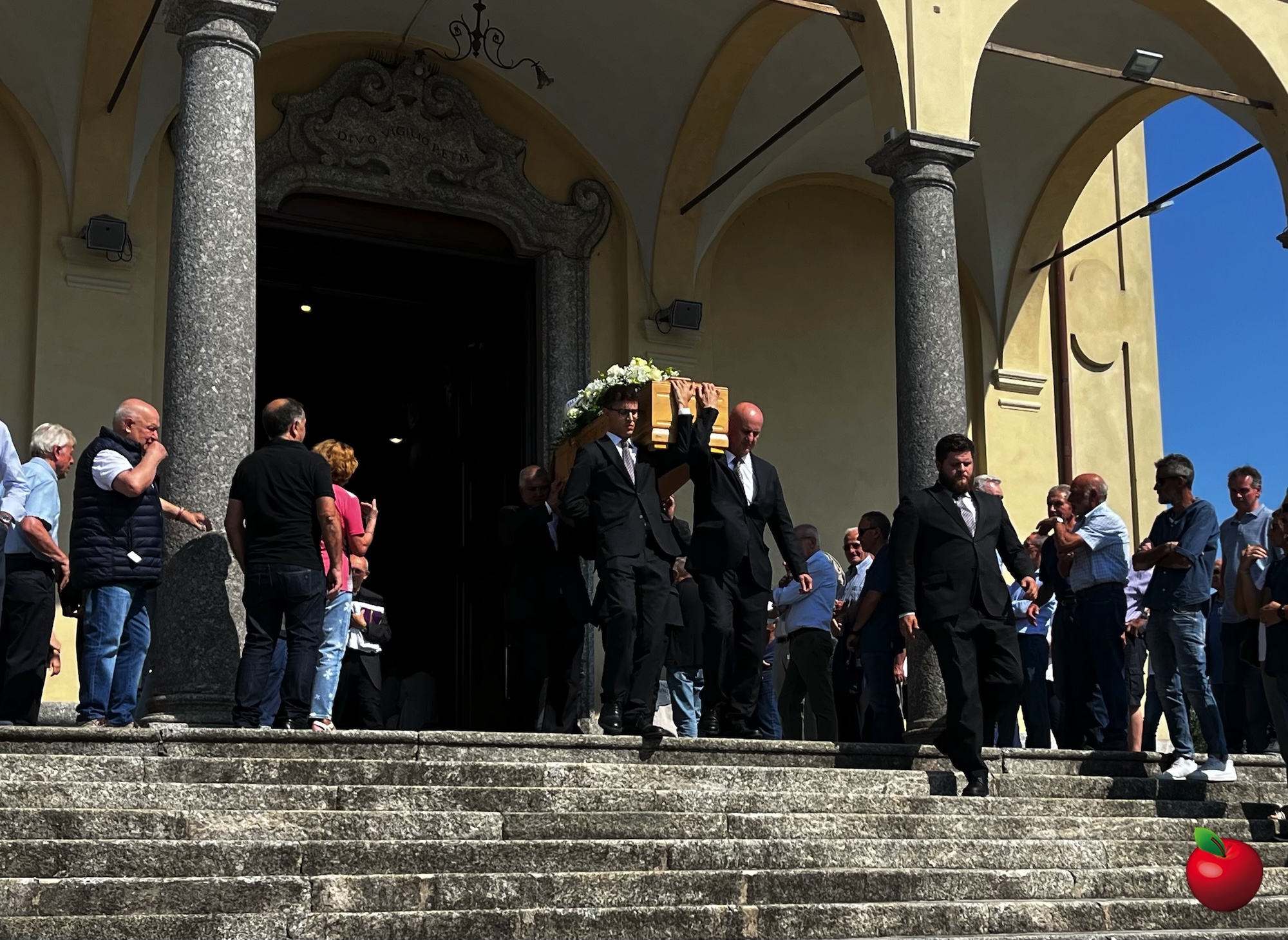 Funerale_Gallina4.jpg (944 KB)