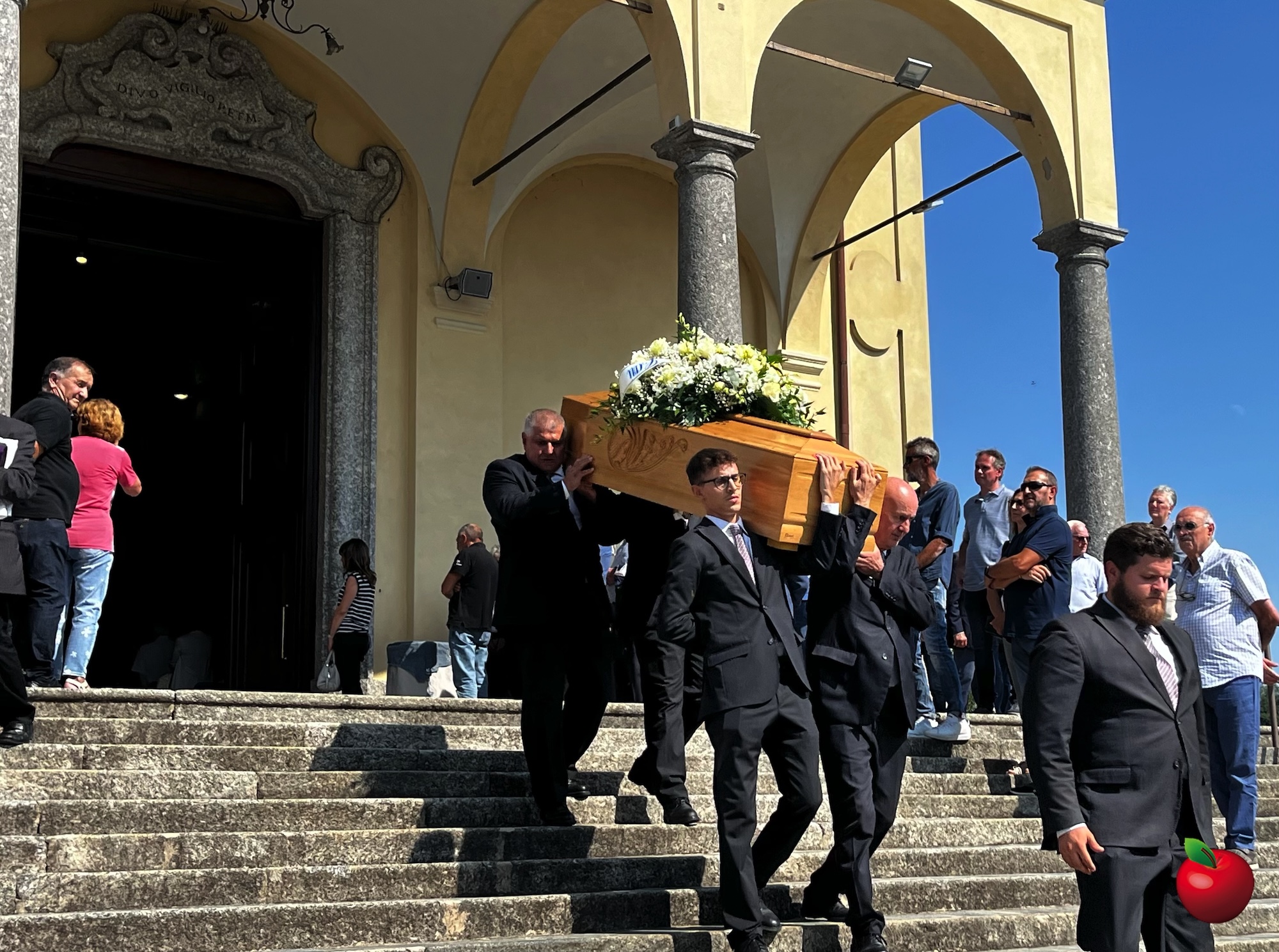 Funerale_Gallina5.jpg (947 KB)