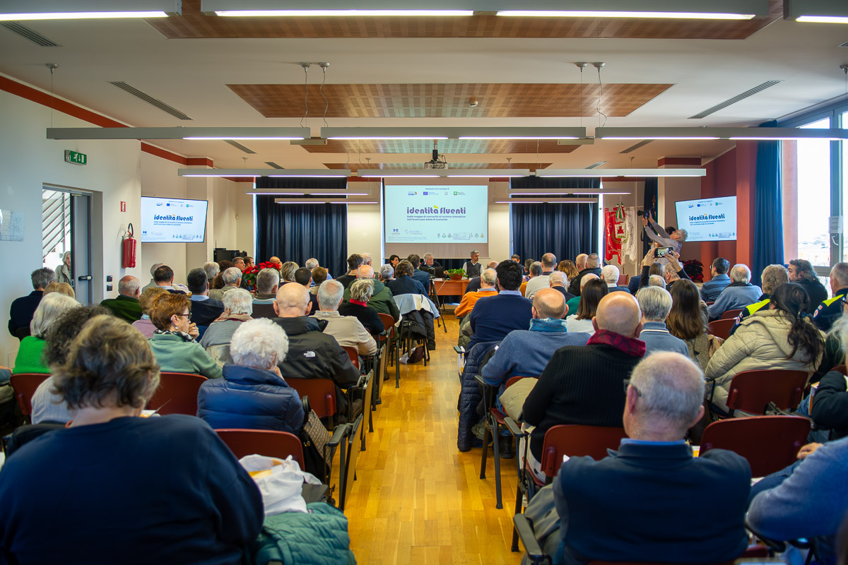 01_Identit__Fluenti_evento_finale_presentazione_del_progetto._Foto_di_Arianna_Ciofi.jpg (317 KB)
