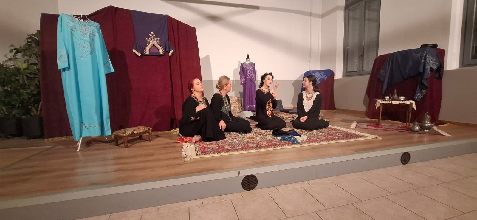 LomagnaDonneTeatro1.jpg (114 KB)