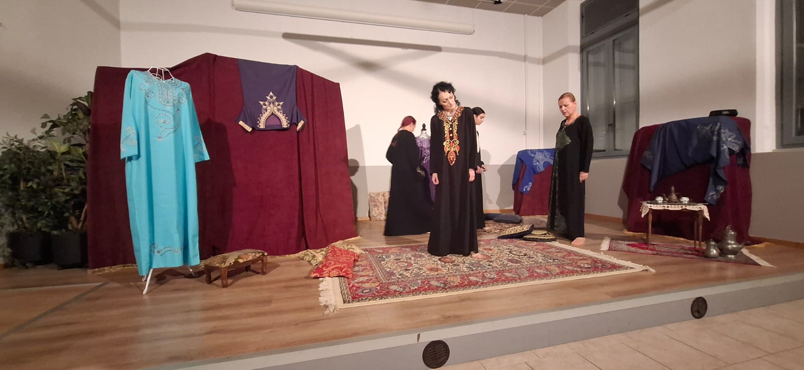 LomagnaDonneTeatro3.jpg (113 KB)