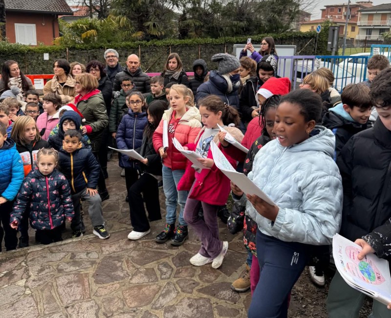 Lomagna_scuola_taglio_nastro2.jpeg (172 KB)