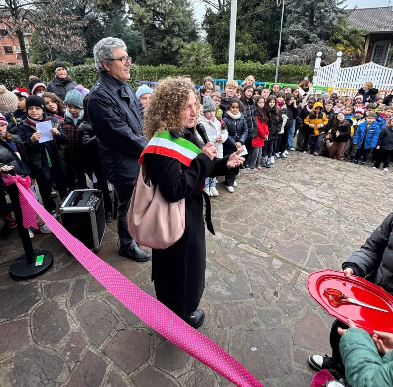 Lomagna_scuola_taglio_nastro4.jpeg (222 KB)