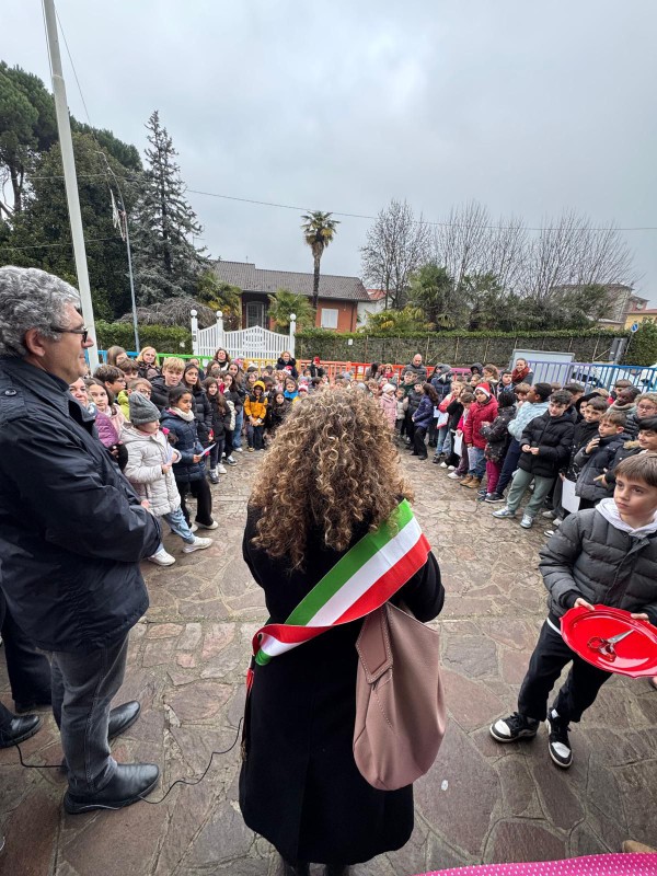 Lomagna_scuola_taglio_nastro5.jpeg (153 KB)