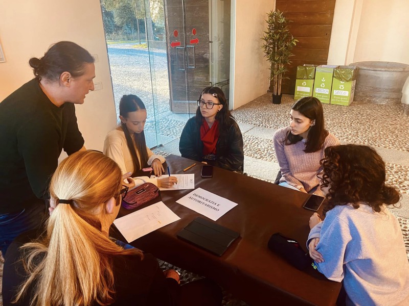 Tavoli1.jpg (128 KB)