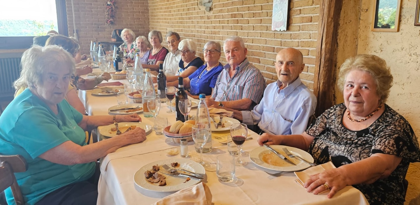 Airuno_pranzo_centro_anziani1.jpeg (376 KB)