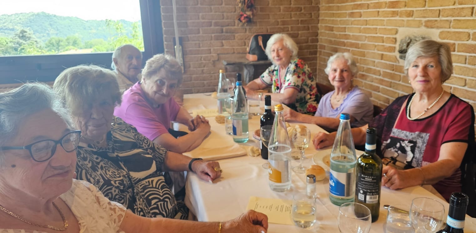 Airuno_pranzo_centro_anziani7.jpeg (248 KB)