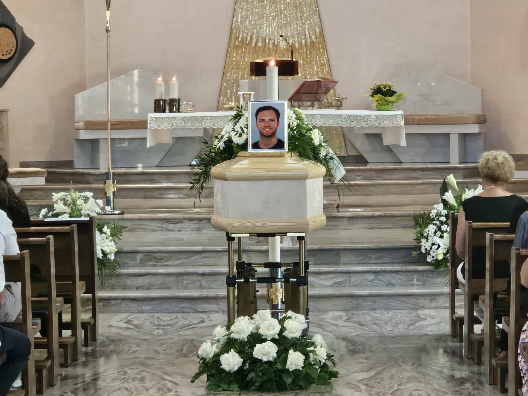 FuneraleAndreaPassoni1.jpg (279 KB)