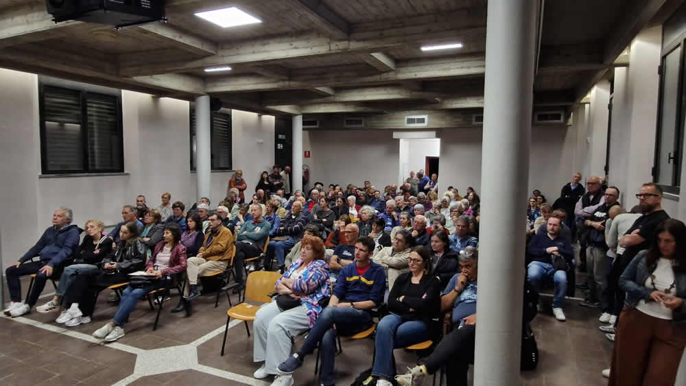 Referendum_Meratese_-_sala_gremita.jpg (62 KB)