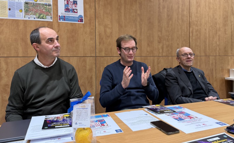 Ambroginipresentazione.jpg (103 KB)