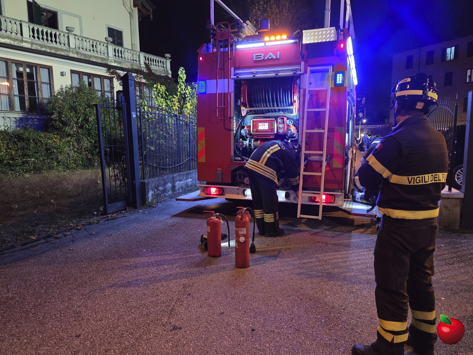 Incendio_VillaOttocento1.jpg (908 KB)