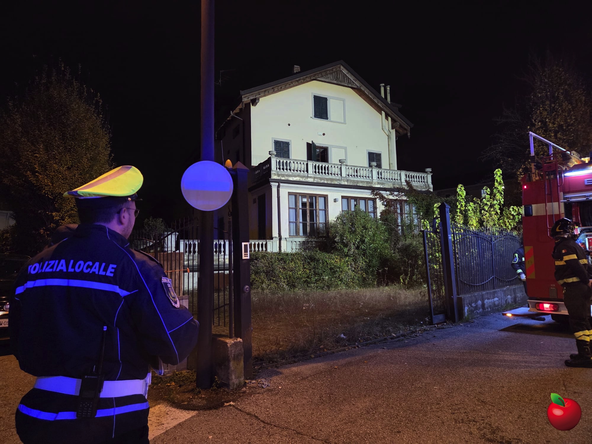 Incendio_VillaOttocento2.jpg (615 KB)