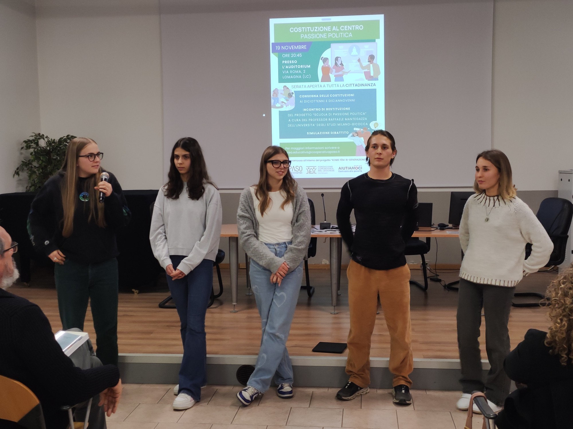 LomagnaConsegnaCostituzione__5_.jpg (369 KB)