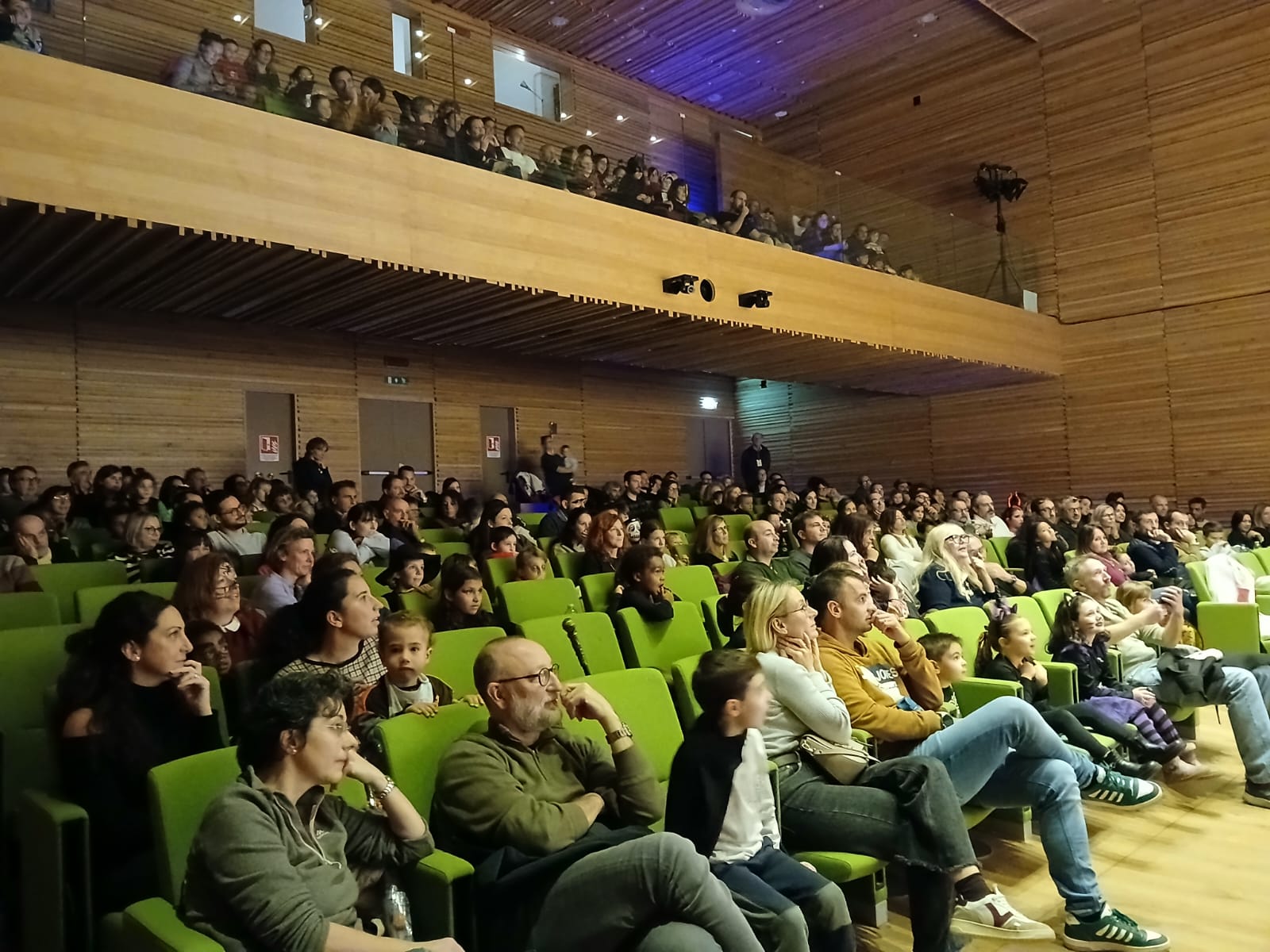 Merateauditorium2.jpeg (242 KB)