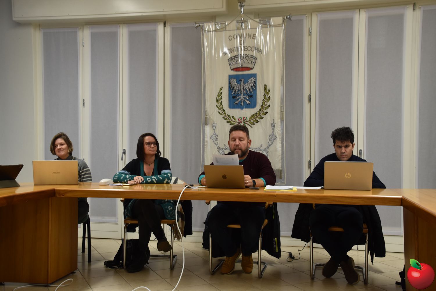 MtvCcSeduta__2_.jpg (203 KB)