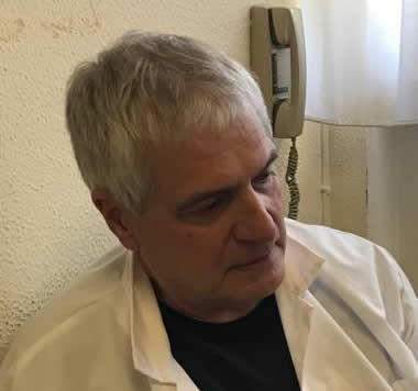 Vecchio medico delle suore, attonito di fronte allo sfacelo