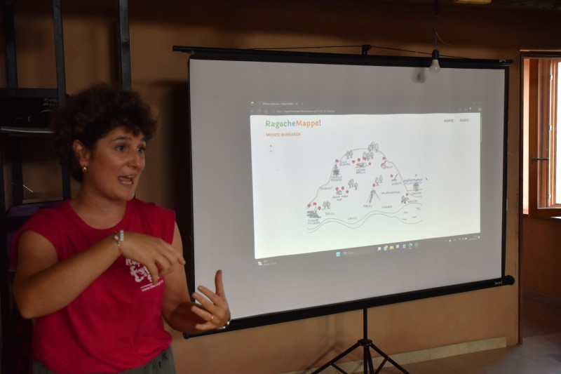 Presentazione_Mappe_di_comunit__del_Monte_di_Brianza_e_Oggiono_a_Cascina_Rapello__1_.JPG (56 KB)