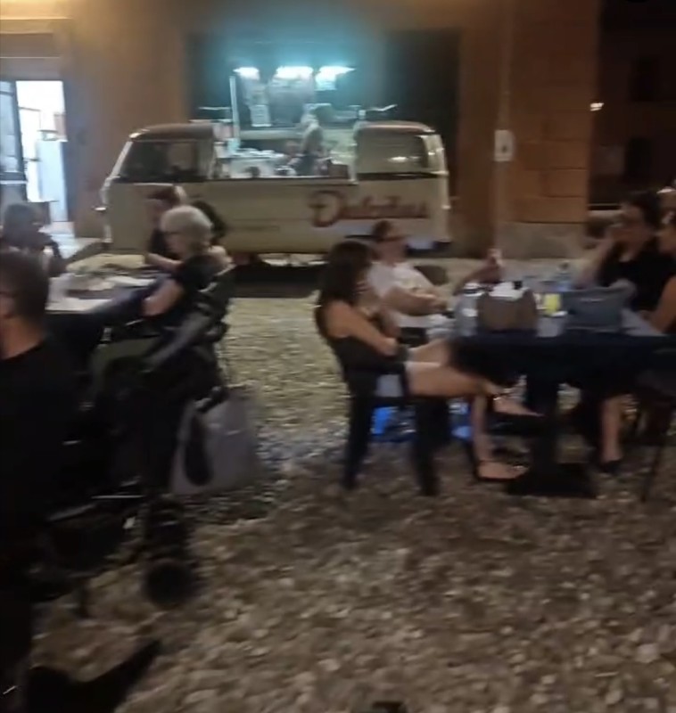 Cernusco_piazza_festa1.jpeg (81 KB)