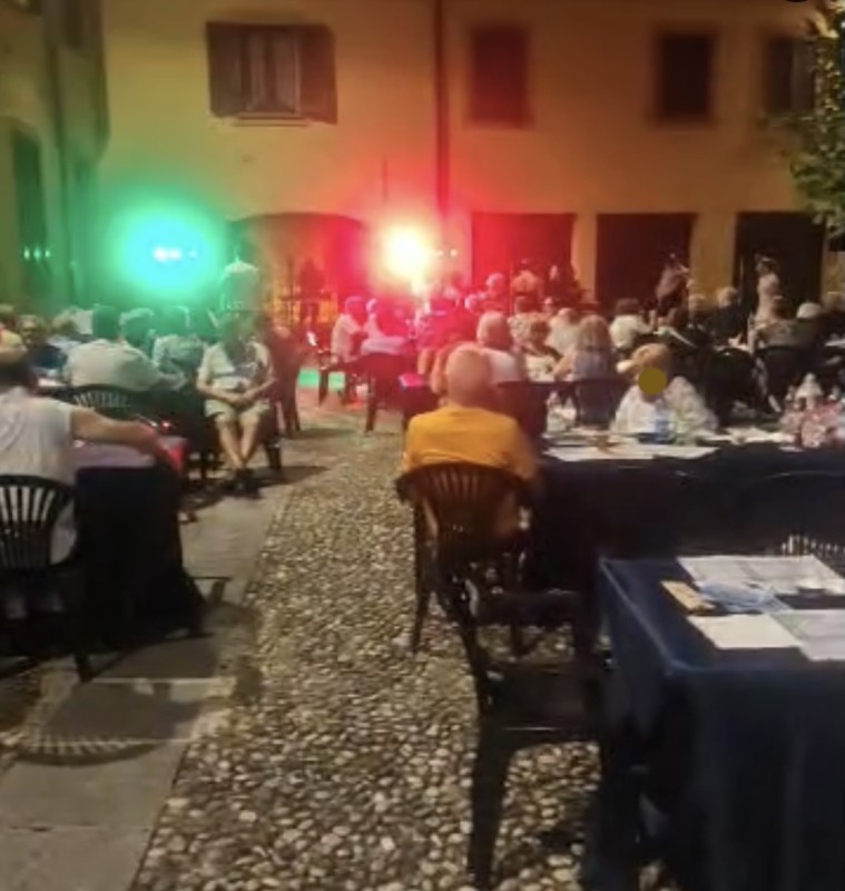 Cernusco_piazza_festa2.jpeg (89 KB)