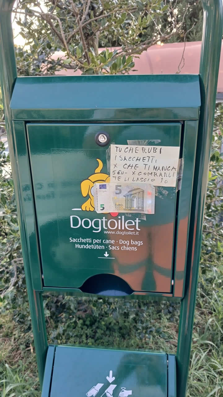 FurtoSacchettiDeiezioni.jpg (122 KB)