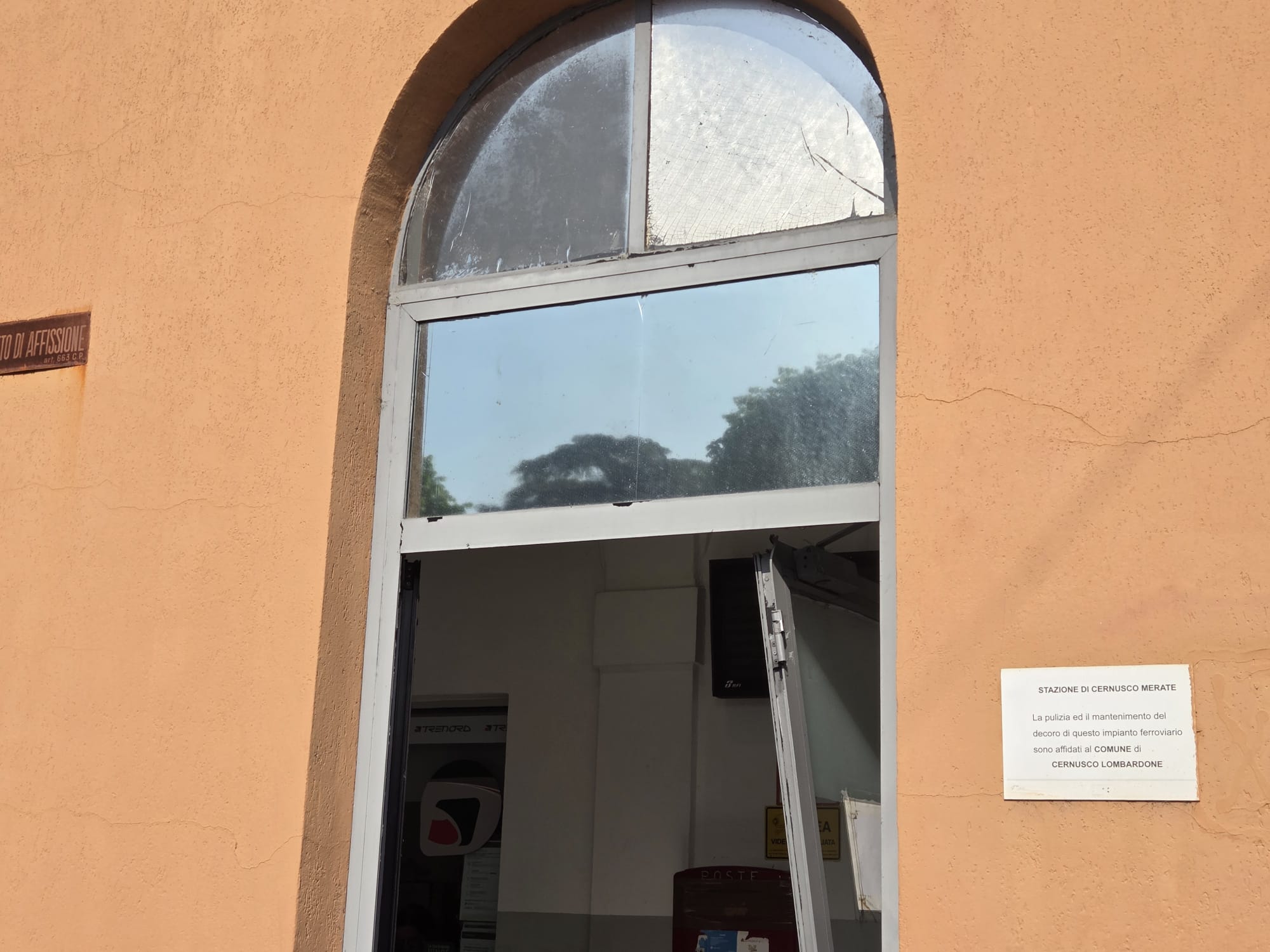 CernuscoVandaliStazioneFs2.jpg (230 KB)