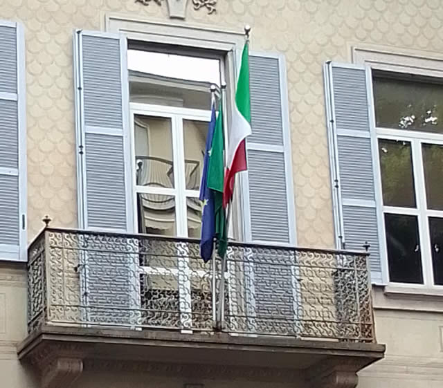 EsposizioneBandiereLutto2.jpg (65 KB)