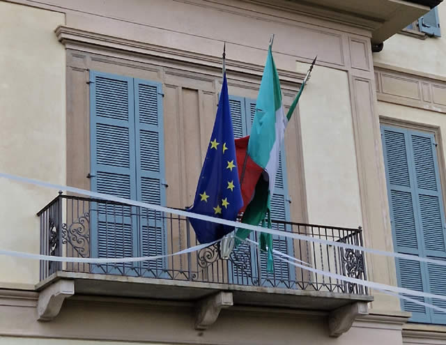 EsposizioneBandiereLutto3.jpg (55 KB)