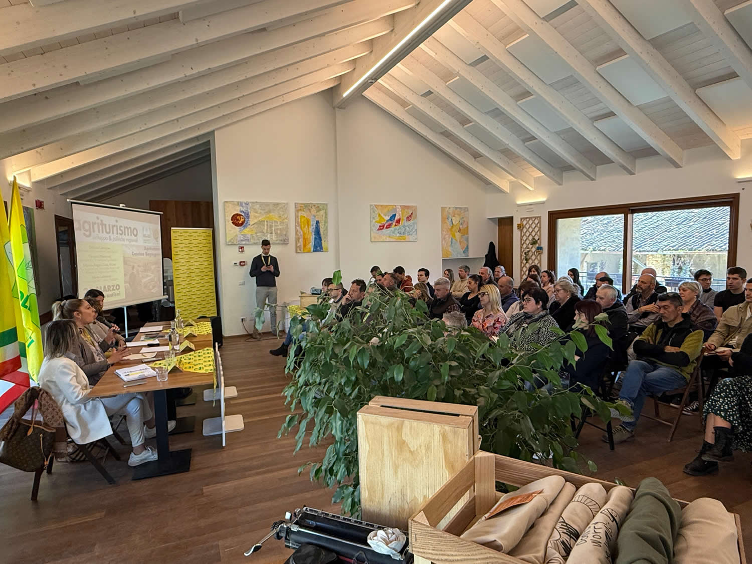 Relatori_e_pubblico.jpg (217 KB)