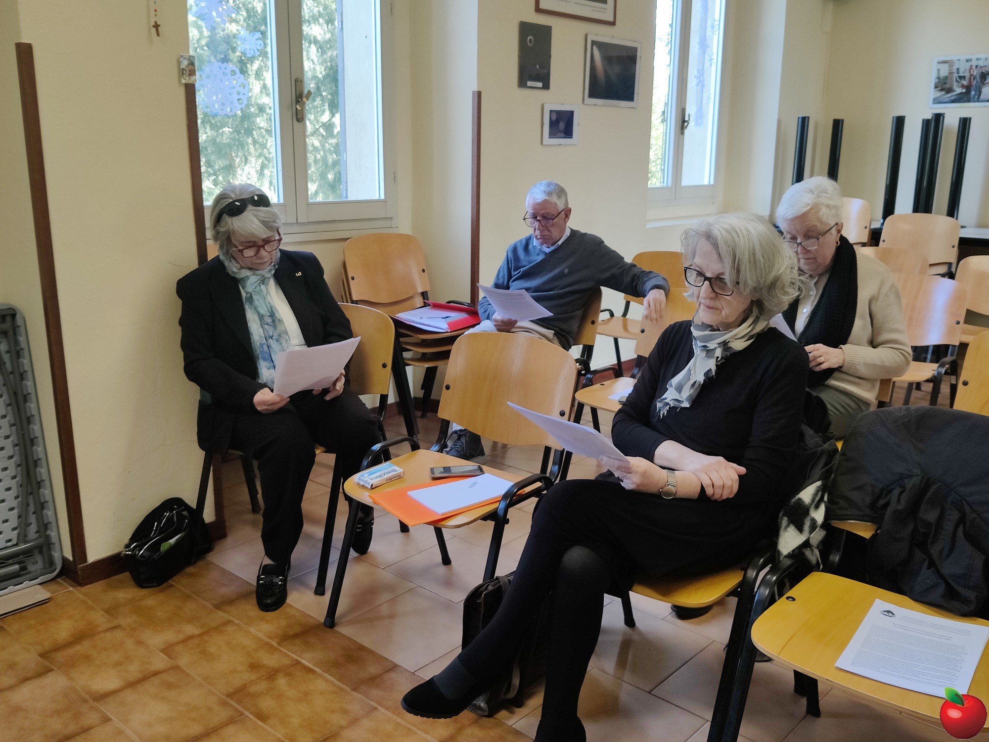 2LomagnaAssembleaAido.JPG (571 KB)