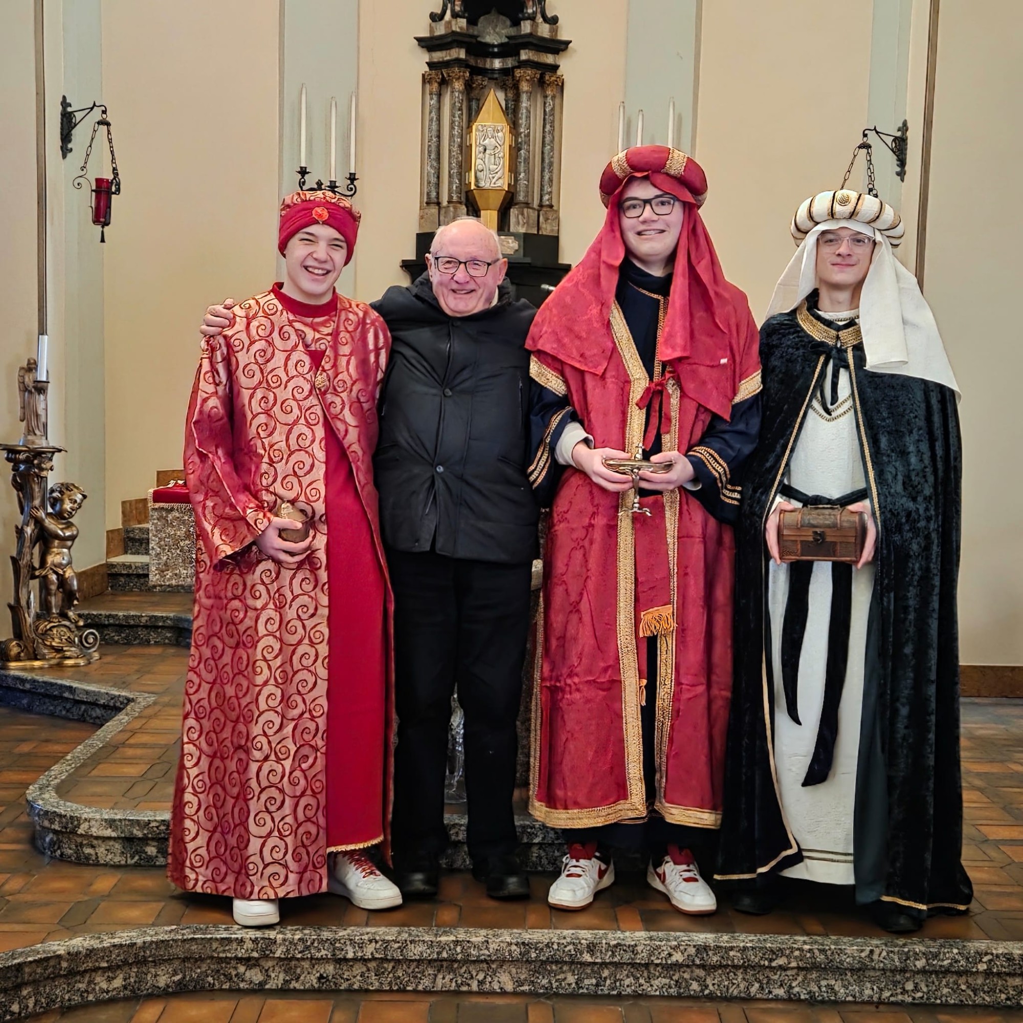 NovateReMagi1.jpg (723 KB)