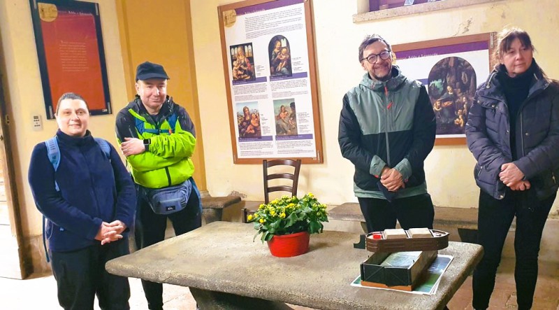 Paderno_visitatori_chiesetta1.jpg (98 KB)