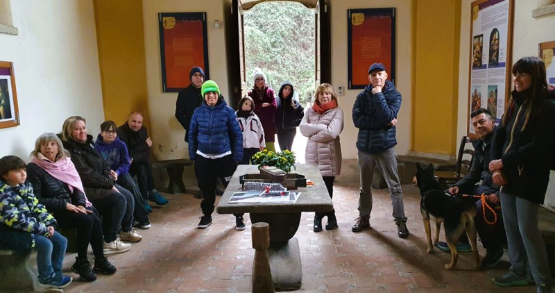 Paderno_visitatori_chiesetta6.jpg (91 KB)