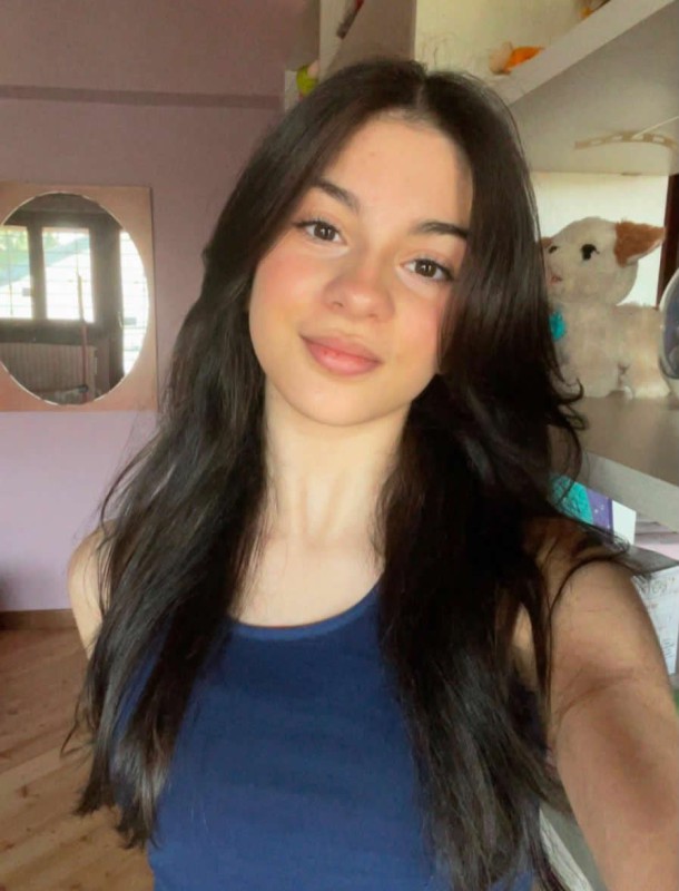NicoleCasaletto.jpg (74 KB)