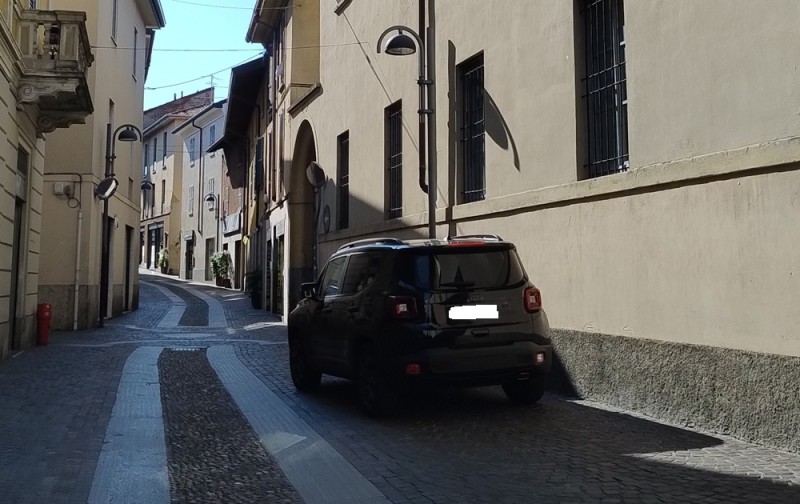 ParcheggioMerateAuto.jpg (95 KB)