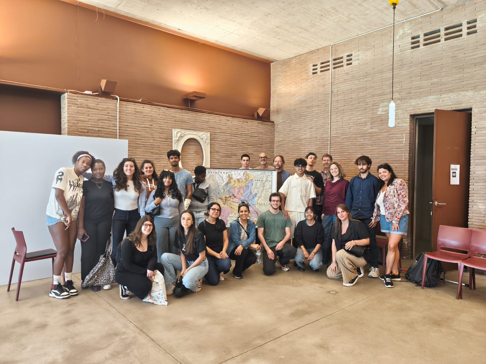 Foto_di_gruppo_Care_Leavers_e_Tutor.jpg (245 KB)
