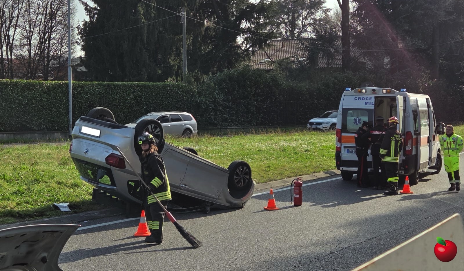 Lomagna_auto_ribaltata2.jpg (582 KB)