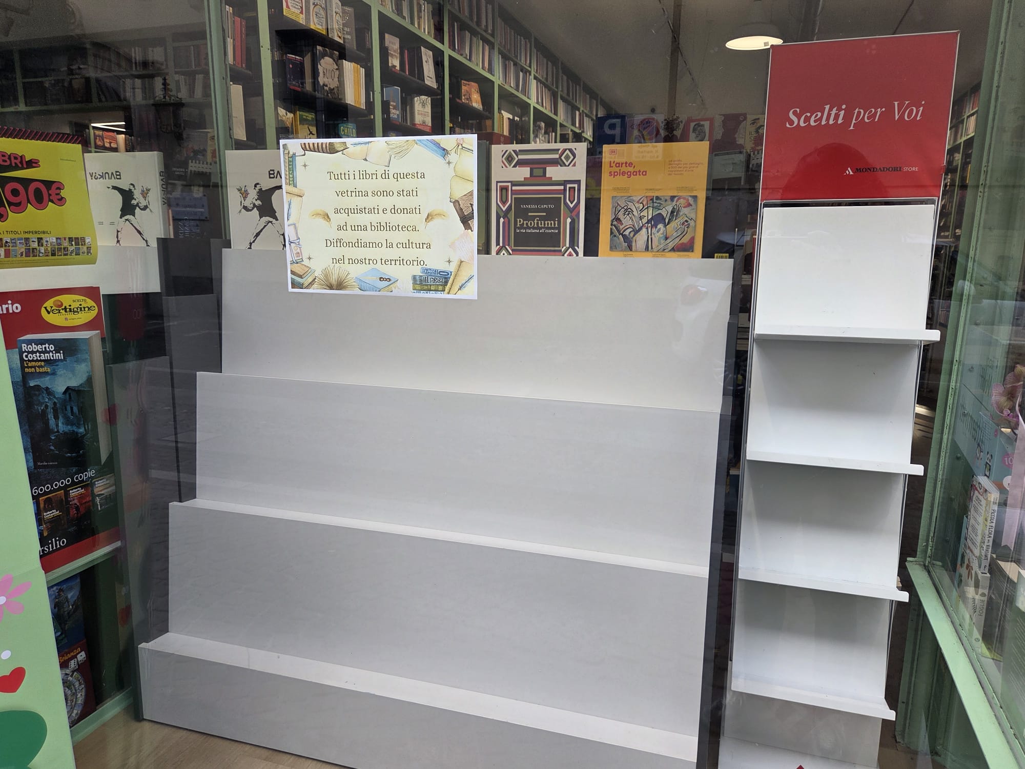 MerateSvuotaVetrineDono1.jpg (266 KB)