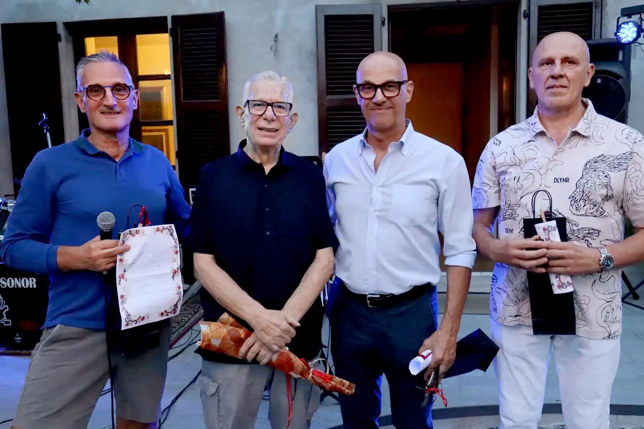 Il_M°_Colombo_con_i_festeggiati.jpeg (237 KB)