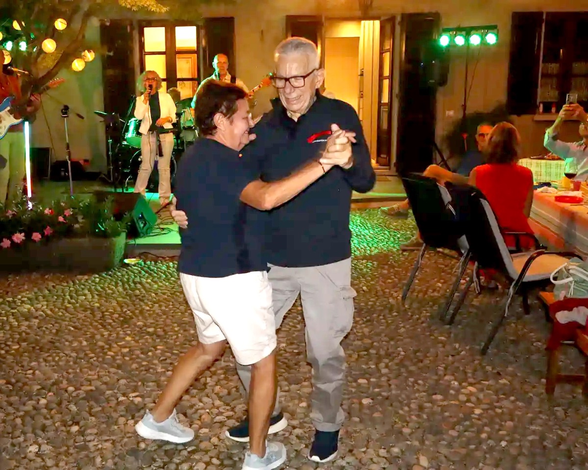 Il_M°_Colombo_e_la_M°_Piera_aprono_le_danze.jpeg (300 KB)