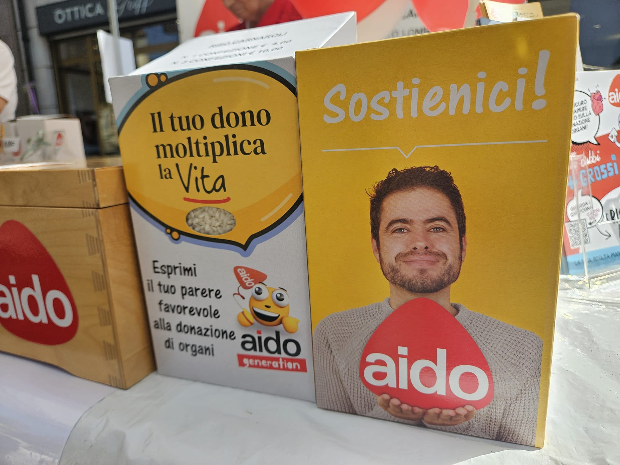 MerateStandAidoPiazza4.jpeg (253 KB)