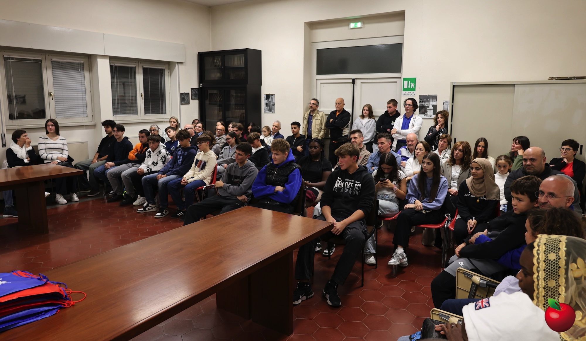 Airuno_consegna_borse_studio1.jpg (599 KB)