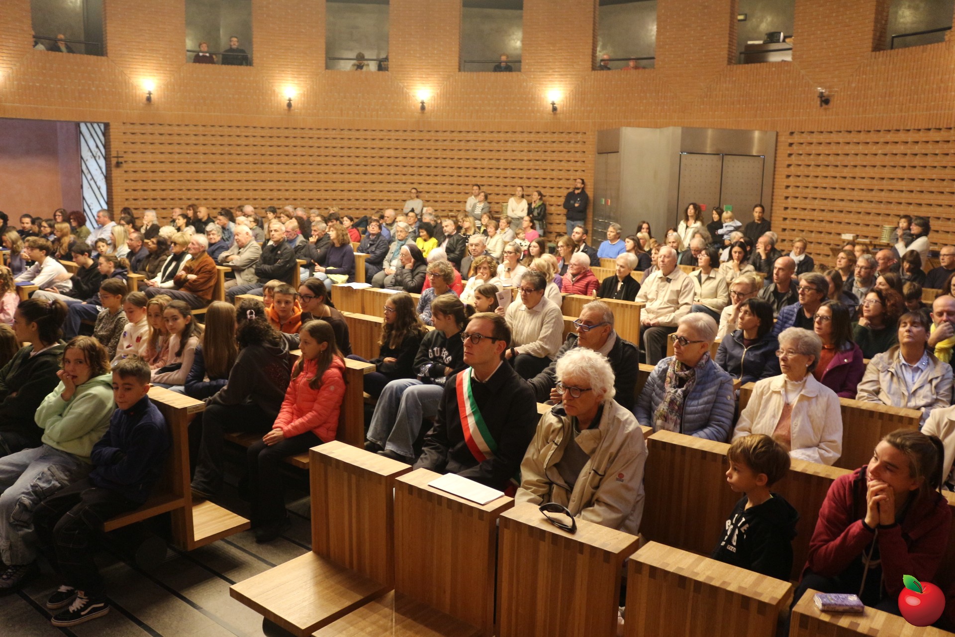 DonRiccardo_saluta_Sartirana__4_.jpg (588 KB)